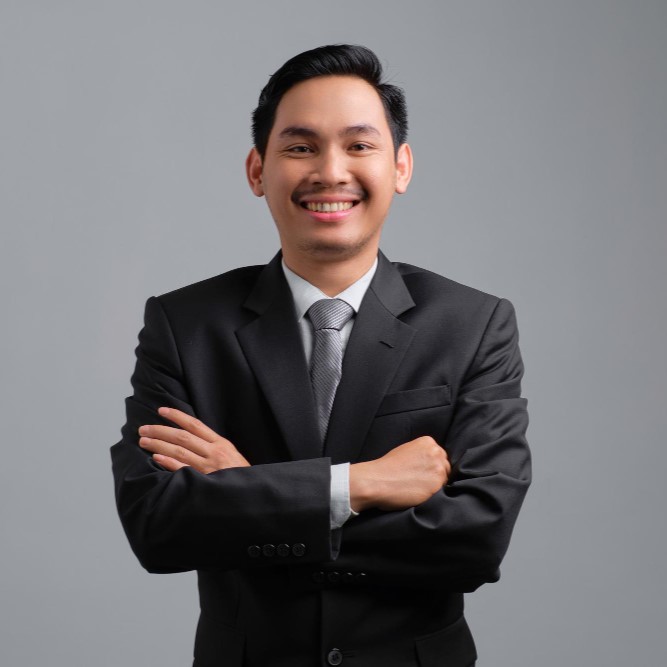 portrait-smiling-handsome-young-businessman-formal-suit-standing-with-crossed-arms-looking-camera-isolated-grey-background